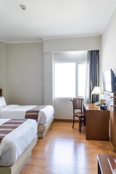 Chambre d'hôtel avec deux lits