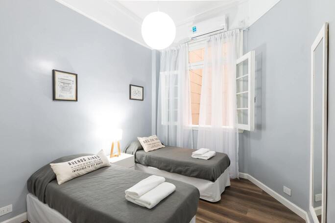 Chambre d'hôtel avec deux lits