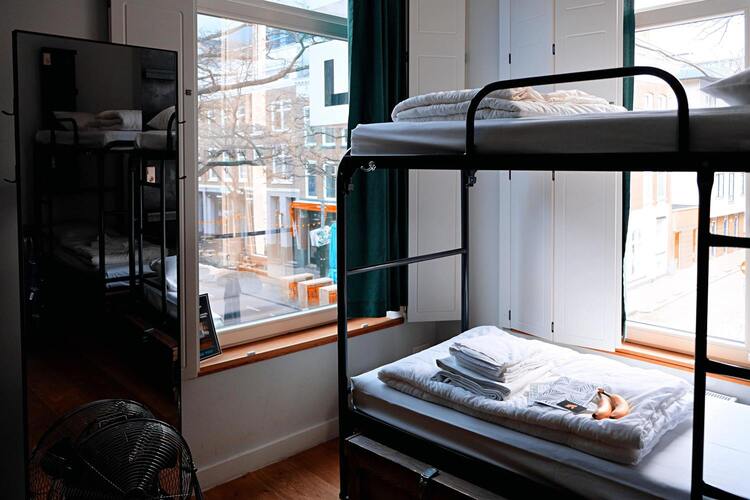 Chambre d'hôtel avec deux lits superposer