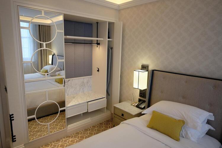 Chambre d'hôtel avec un lit